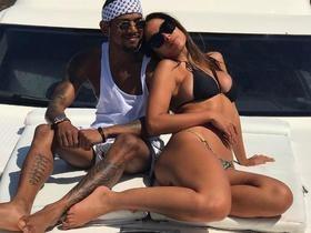 Anitta e Nego do Borel curtem passeio de iate em dia de folga