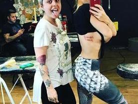 Sheila Mello exibe sua nova tatuagem e ganha elogios: 'Eterna musa'