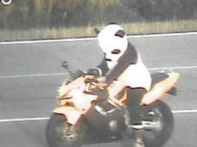 Homem pilota moto fantasiado de Panda para gravar vídeo e é multado