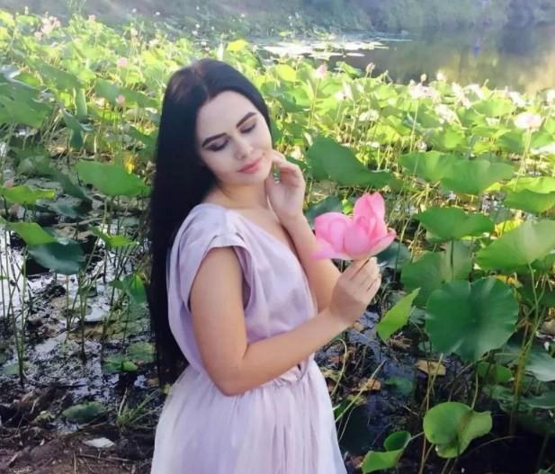 Modelo arranca rara flor de lótus para ensaio e é multada (Crédito: Reprodução)