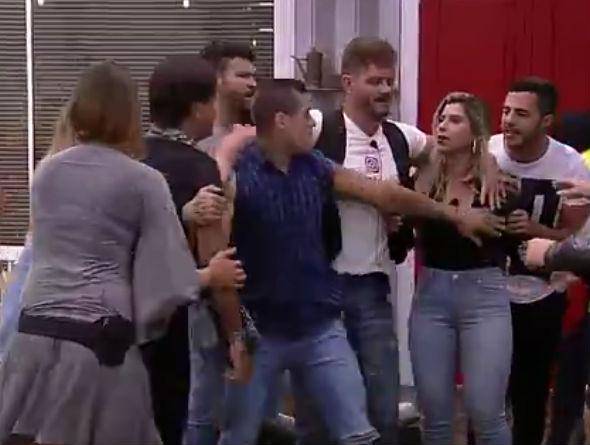 Fábio Arruda briga Minerato: "Você é uma macaca, uma marginal" (Crédito: Reprodução)