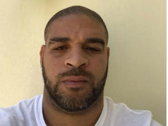 Adriano desabafa nas redes sociais após foto com traficante