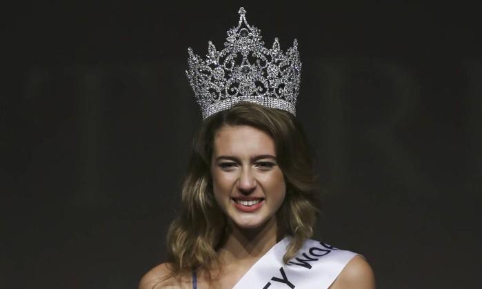 Itir Esen, de 18 anos, sorri após ser coroada como Miss Turquia 2017, em Istambu (Crédito: AP)