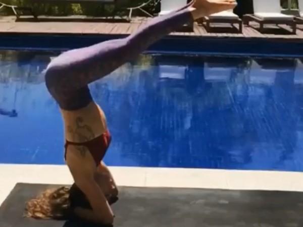 Isis Valverde exibe total equílibrio em posição difícil de Ioga