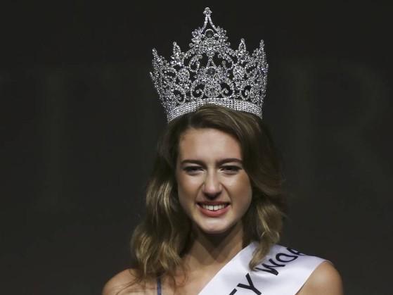 Miss Turquia perde título após tuíte sobre mortos em golpe no país