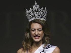Miss Turquia perde título após tuíte sobre mortos em golpe no país