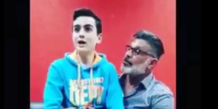 Dudu Camargo grava vídeo sentado no colo de Alexandre Frota