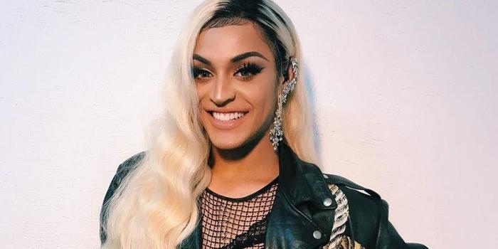 Pabllo Vittar comenta sucesso e critica "cura gay": "Dano violento"