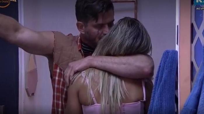 , Marcos Harter e Ana Paula Mineratos e beijam em "A Fazenda" (Crédito: Reprodução/ Record)