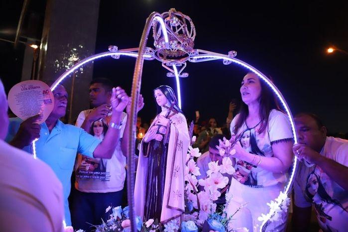 Margarete Coelho coroou simbolicamente a imagem de Santa Teresinha (Crédito: Benonias Cardoso)