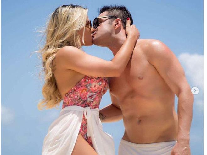 Com foto sensual, Falcão parabeniza namorada