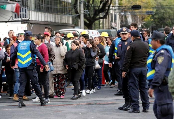 Moradores deixam casas após novo tremor no México (Crédito: Henry Romero / Reuters)