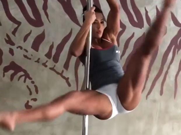 Gracyanne Barbosa se atrapalha em aula no pole dance:"Perdida"