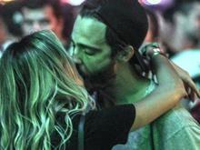 Separado, Thiago Rodrigues beija muito loiraça no Rock in Rio