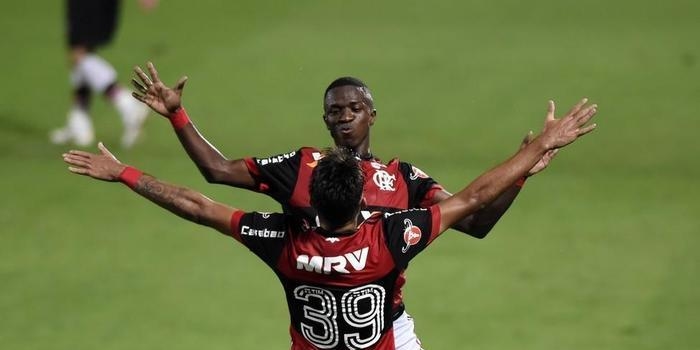 Diretor do Madrid vai a jogos do Fla para acompanhar Vinicius Jr.