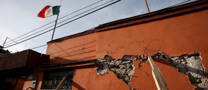 A bandeira do México tremula junto a prédio danificado pelo abalo da última terça-feira na cidade de Xochimilco (Crédito: REUTERS)
