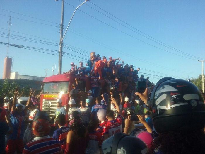 Fortaleza é recebido por torcida após voltar para Série B (Crédito: Reprodução/Whatsapp)