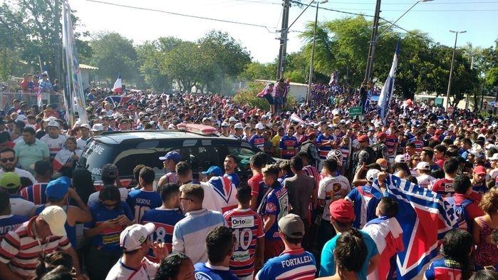 Fortaleza é recebido por torcida após voltar para Série B (Crédito: Reprodução/Whatsapp)