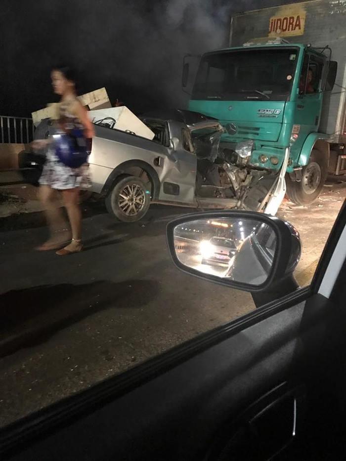 Veículos ficaram destruídos (Crédito: Reprodução)
