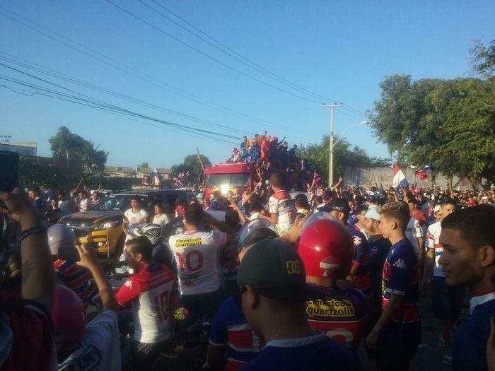 Fortaleza é recebido por torcida após voltar para Série B (Crédito: Reprodução/Whatsapp)