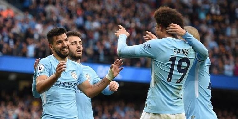 Com Gabriel no banco, Manchester goleia e lidera o Inglês