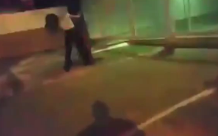 Vídeo gravado por policial do DF mostra mulher de 21 anos batendo rosto em árvore para simular agressão em blitz (Crédito: Reprodução)