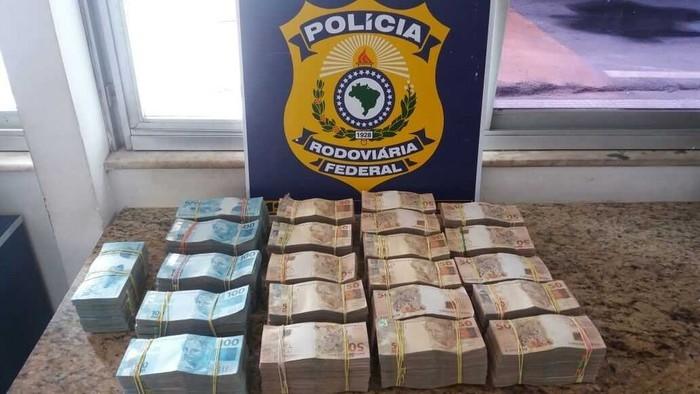 Polícia Rodoviária Federal de Vitória da Conquista, na Bahia, apreendeu R$ 700 mil em dinheiro dentro de mala levada em ônibus (Crédito: Divulgação/PRF)