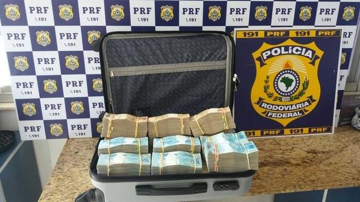 Polícia Rodoviária Federal de Vitória da Conquista, na Bahia, apreendeu R$ 700 mil em dinheiro dentro de mala levada em ônibus (Crédito: Divulgação/PRF)