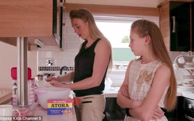 Romany Gypsy Shannon, de apenas 10 anos, largou a escola para aprender com a mãe a ser dona de casa (Crédito: Reprodução/Daily Mail )