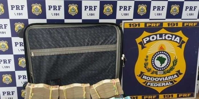 Polícia encontra mala com R$ 700 mil dentro de ônibus na Bahia