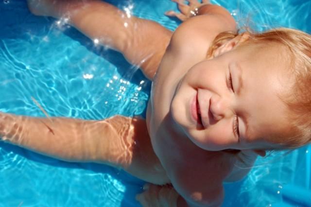 Pesquisadores explicam porque é perigoso fazer xixi na piscina