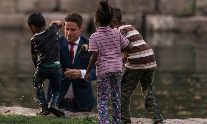 Noivo se joga em rio durante ensaio de casamento e salva criança