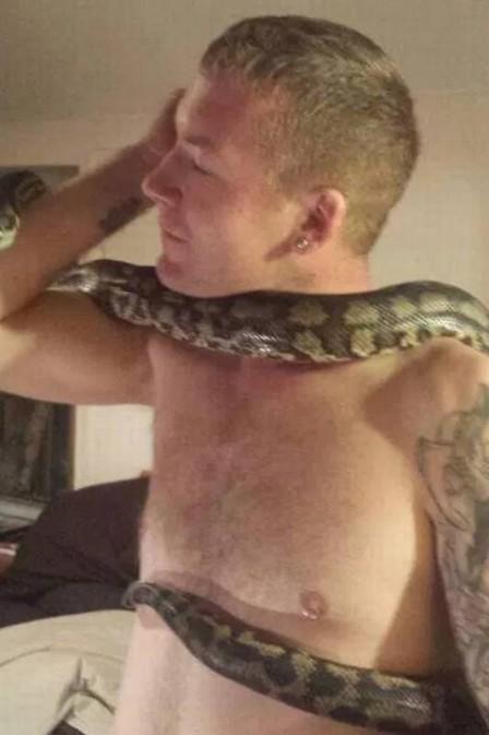 Homem é encontrado morto ao lado de cobra de estimação (Crédito: Reprodução/Facebook)