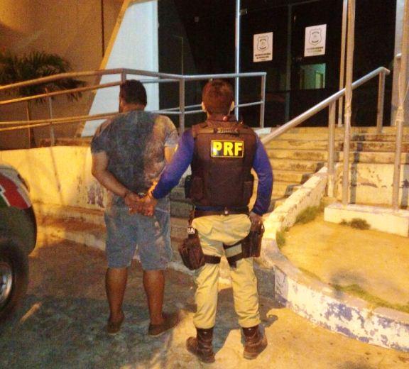 PRF prende foragido da justiça de São Paulo com cerca de R$ 25 mil (Crédito: Divulgação/PRF)