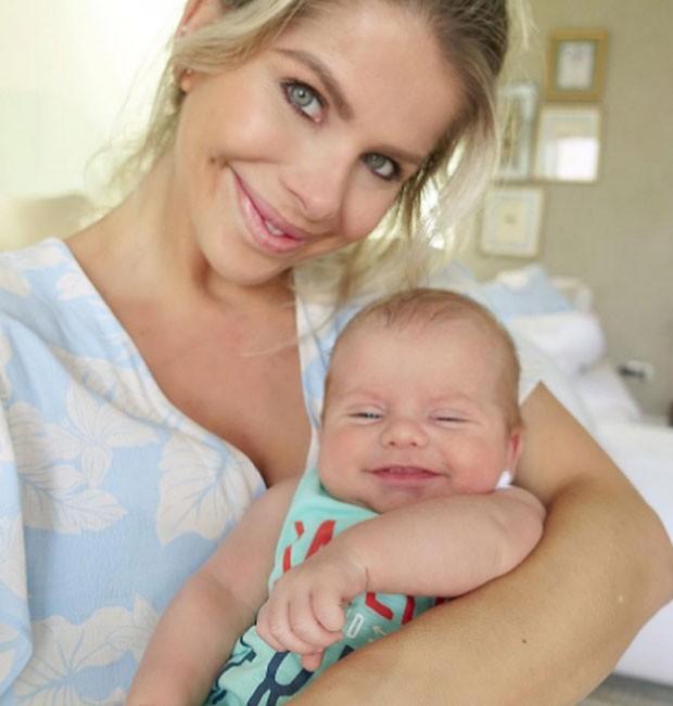 Karina Bacchi exibe boa forma um mês após dar a luz (Crédito: Reprodução/Instagram)
