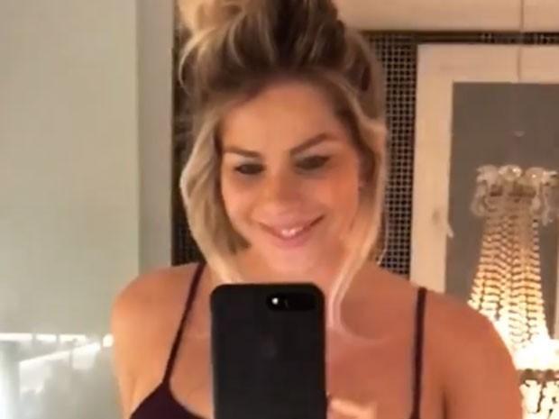 Karina Bacchi exibe boa forma um mês após dar a luz