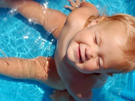 Pesquisadores explicam porque é perigoso fazer xixi na piscina