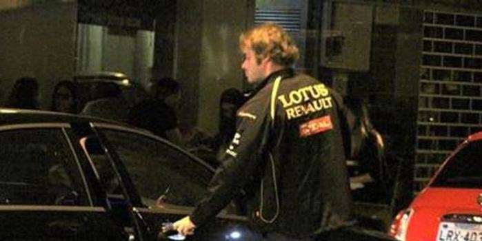 Thor Batista desfila em carrão importado avaliado em R$ 3 milhões