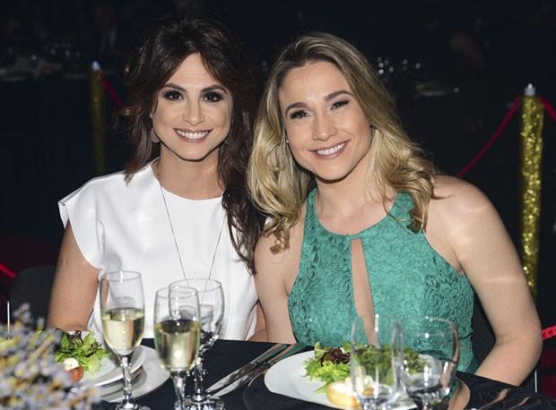 Fernanda Gentil posa com a namorada em clima de romance (Crédito: AG News)