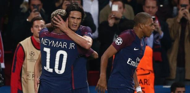 Neymar e Cavani comemoram um dos gols da partida (Crédito: Getty)