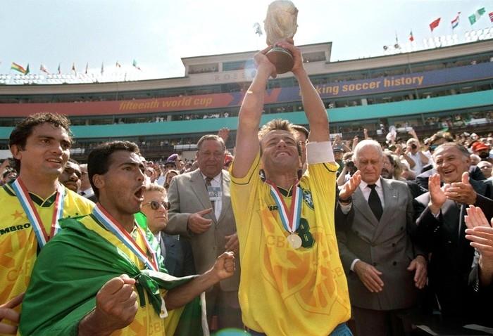 Romário e Dunga já foram companheiros de quarto (Crédito: Getty Images)