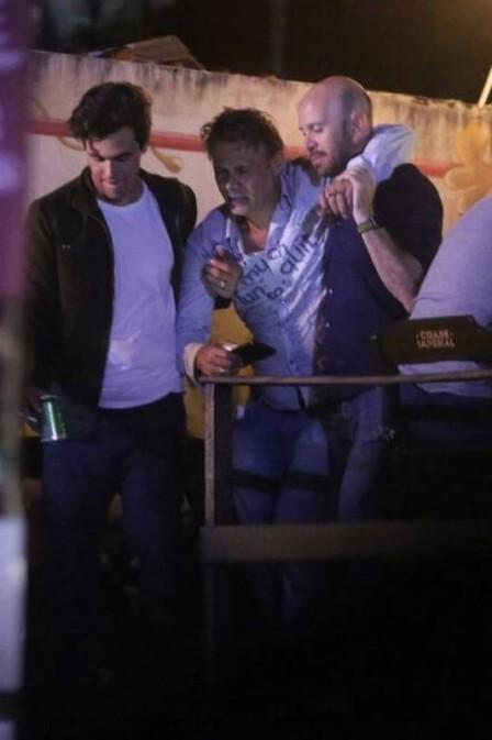 Nelson Freitas saiu carregado de festa (Crédito: Extra)