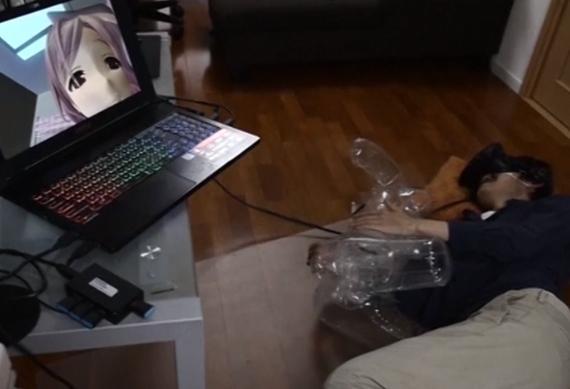 Jovem usa realidade virtual para fazer sexo com boneca inflável (Crédito: Reprodução)