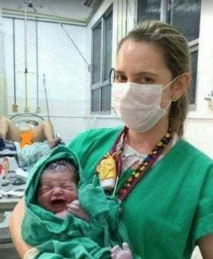 Detalhe inusitado chama a atenção em foto de recém nascido (Crédito: reprodução)