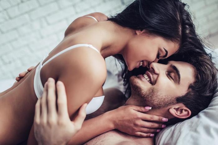 Casais mais felizes fazem sexo quantas vezes por semana? (Crédito: Menshealth)