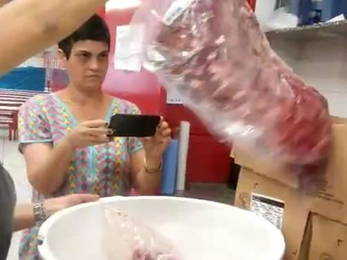 Mãe flagra 40 kg de carne estragada na escola do filho em São Paulo