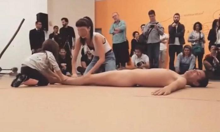 Mãe e filha interagem com artista (Crédito: Reprodução)