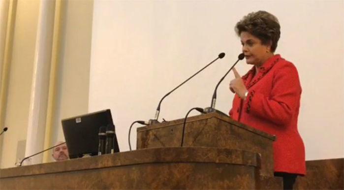 A ex-presidente Dilma Rousseff em discurso na Finlândia (Crédito: Reprodução/Facebook)