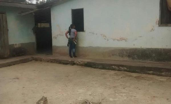 Criança de 7 anos encontra família morta ao chegar em casa (Crédito: Reprodução)