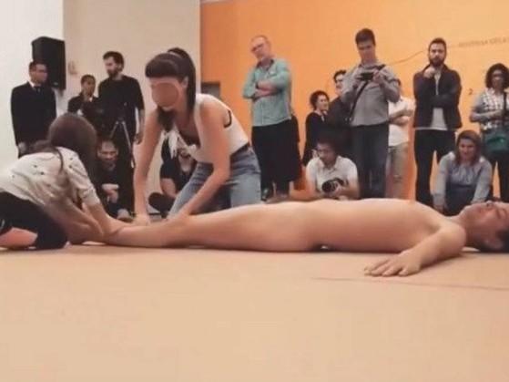 Criança tocando artista nu em Museu de SP causa polêmica na web
